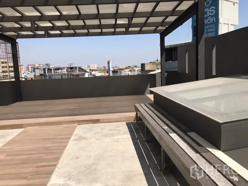 พื้นที่ขายปลีก ให้เช่าในKhlong Toei, Bangkok - ดาดฟ้าพร้อมกันสาดและม้านั่ง มองเห็นวิวเมือง ของพื้นที่ค้าปลีกใกล้ BTS พระโขนง