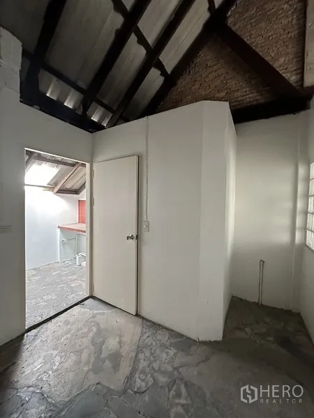 พื้นที่ขายปลีก ให้เช่าในWatthana, Bangkok - โซนเซอร์วิสใต้หลังคาทรงจั่ว มีประตูออกสู่ระเบียงใช้งาน.