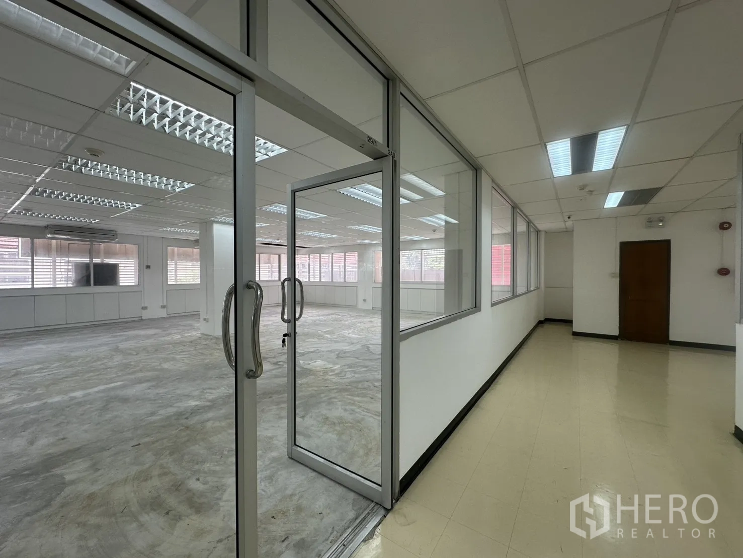ออฟฟิศ for rent in Pathum Wan, Bangkok - ประตูกระจกทางเข้าจากโถงทางเดินสู่ชุดสำนักงาน