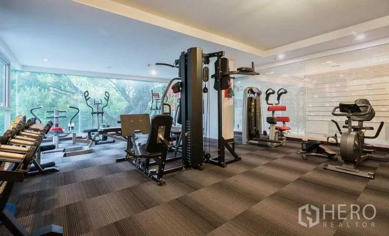 คอนโด ให้เช่าในWatthana, Bangkok - ฟิตเนสมุมดัมเบลและเครื่องมัลติฟังก์ชัน พร้อมวิวสวน