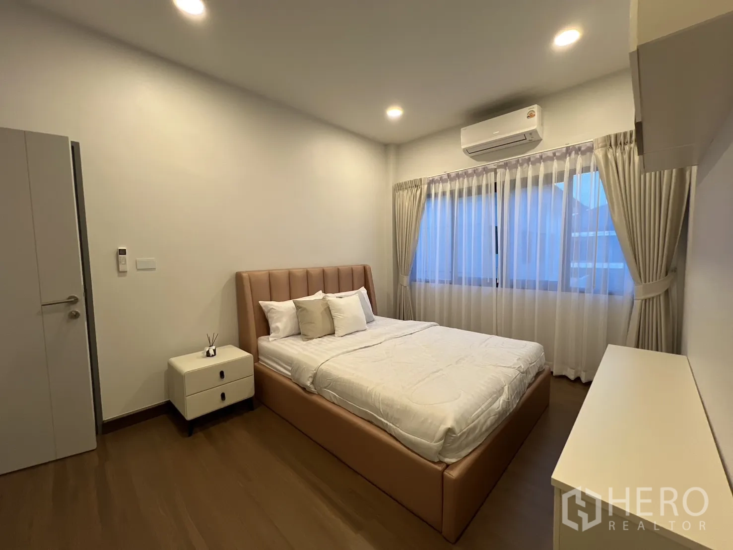 บ้าน ให้เช่าในBang Phli, Samut Prakan - ห้องนอนอบอุ่น หน้าต่างบานใหญ่ เครื่องปรับอากาศ และแสงไฟนุ่ม