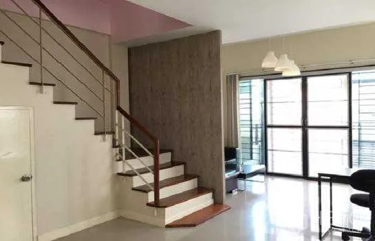 สำนักงานที่บ้าน ให้เช่าในLat Phrao, Bangkok - พื้นที่นั่งเล่นเชื่อมบันได ประตูกระจกเต็มบาน และเคาน์เตอร์อเนกประสงค์