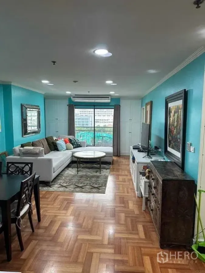 คอนโด ให้เช่าหรือขายในBangkok - มุมมองยาวของห้องนั่งเล่นจากมื้ออาหารไปยังหน้าต่างวิวเมือง