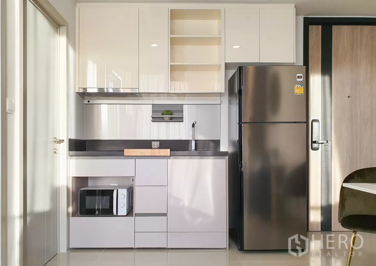 คอนโด ให้เช่าในKhlong Toei, Bangkok - มุมครัวกะทัดรัด อ่างล้างมือ ตู้เก็บของ ไมโครเวฟ และตู้เย็นสแตนเลส