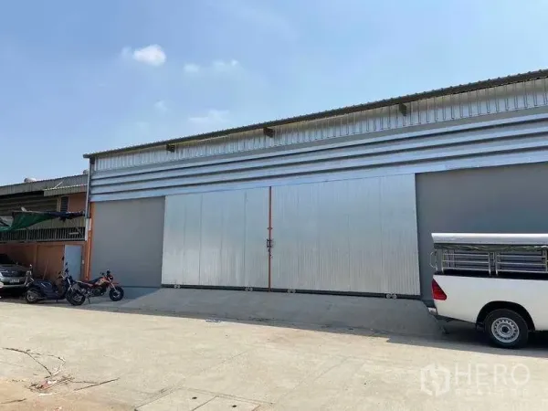 คลังสินค้า ให้เช่าในLam Luk Ka, Pathum Thani - ด้านหน้าโกดังผนังเมทัลชีท ประตูสไลด์กว้าง พร้อมลานขนถ่ายสินค้า ในลำลูกกา ปทุมธานี