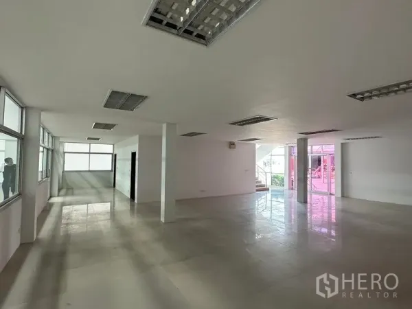คลังสินค้า ให้เช่าในMueang Samut Prakan, Samut Prakan - โซนสำนักงานสว่างไสว ไฟฟลูออเรสเซนต์ ผนังกระจก และพื้นที่ใช้งานกว้าง