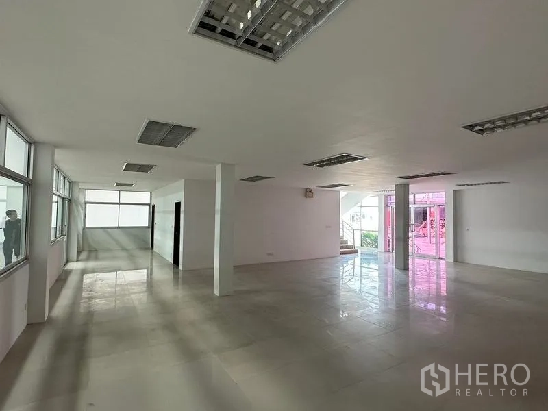 คลังสินค้า ให้เช่าในMueang Samut Prakan, Samut Prakan - โซนสำนักงานสว่างไสว ไฟฟลูออเรสเซนต์ ผนังกระจก และพื้นที่ใช้งานกว้าง