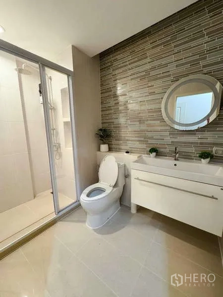 คอนโด ให้เช่าในChatuchak, Bangkok - ห้องน้ำทันสมัย ตู้อาบน้ำกระจก กระจกทรงกลม อ่างล้างหน้าลอยตัว และผนังกระเบื้องลายเส้น