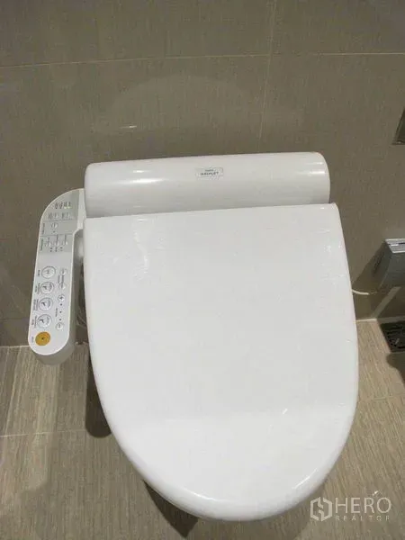 คอนโด ให้เช่าหรือขายในWatthana, Bangkok - ภาพใกล้ของฝารองนั่งอัตโนมัติแบบบิดเดต์ในห้องน้ำ