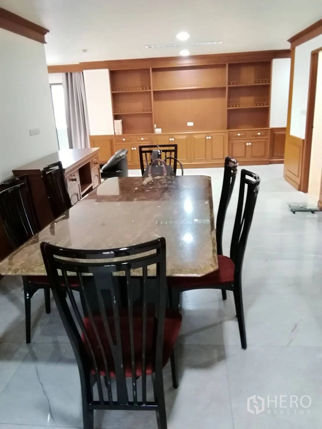 คอนโด ให้เช่าหรือขายในWatthana, Bangkok - พื้นที่รับประทานอาหารโต๊ะหินอ่อน เก้าอี้พนักพิงสูง และชั้นวางผนัง