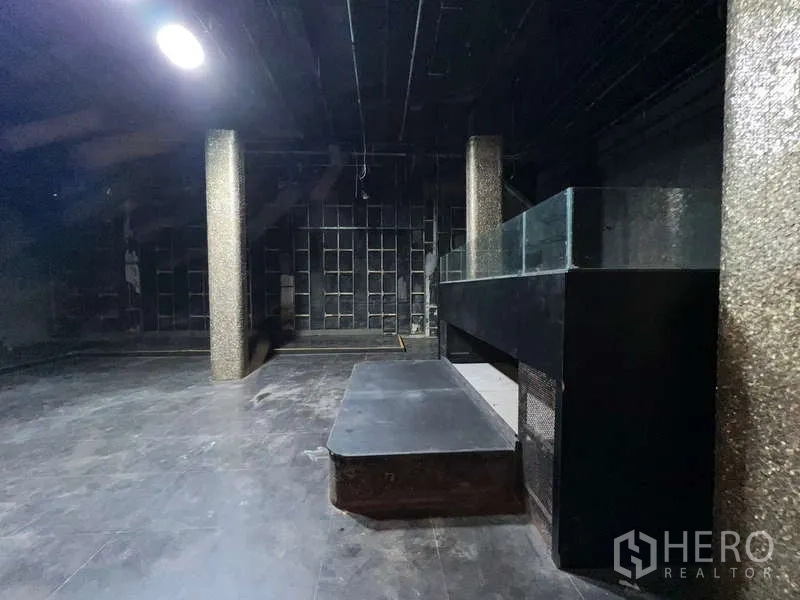 อาคารพาณิชย์ ให้เช่า - เวทียกพื้นและเคาน์เตอร์บริการพร้อมราวกระจก ภายในสไตล์ลอฟท์