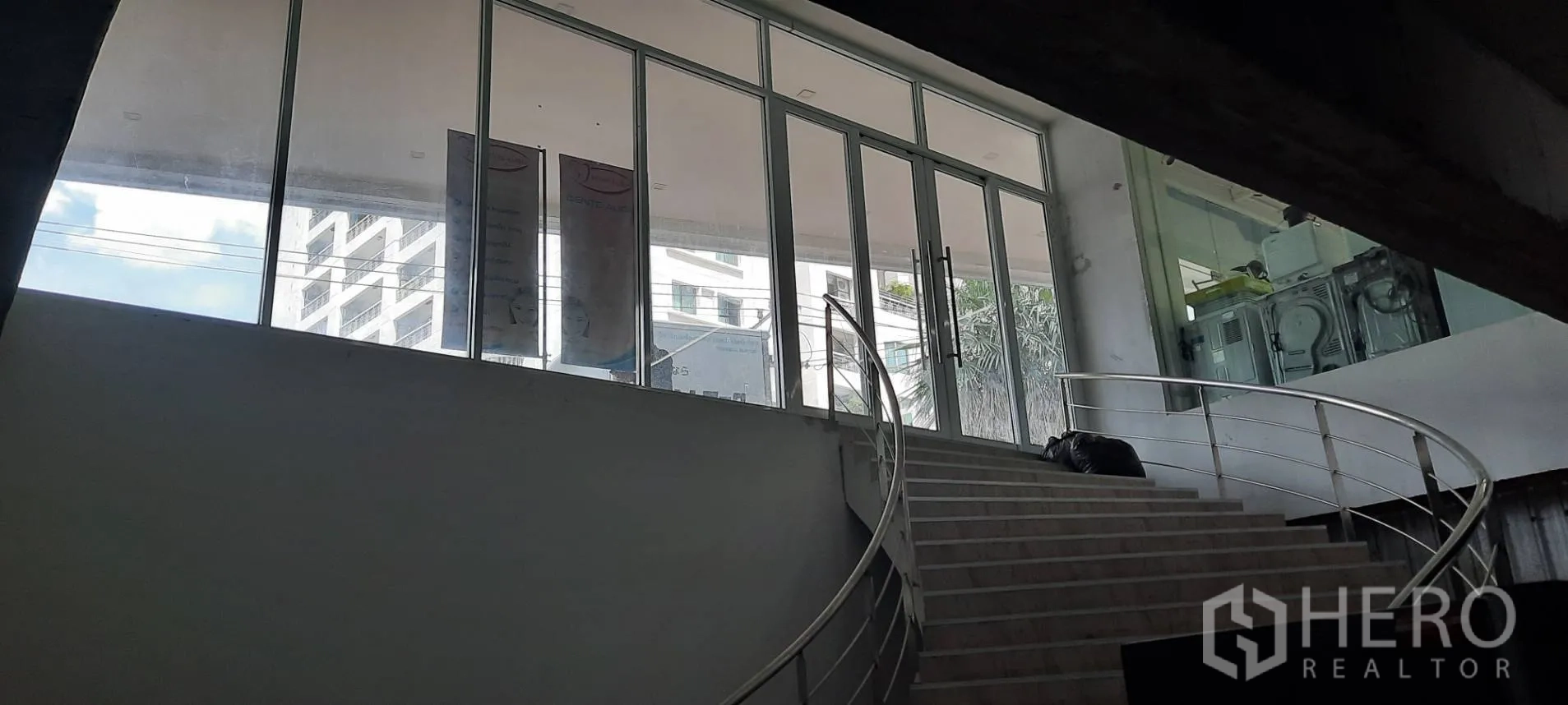 พื้นที่ขายของ for rent in Watthana, Bangkok - บันไดโค้งเชื่อมสู่ประตูทางเข้าแบบกระจกระดับถนน