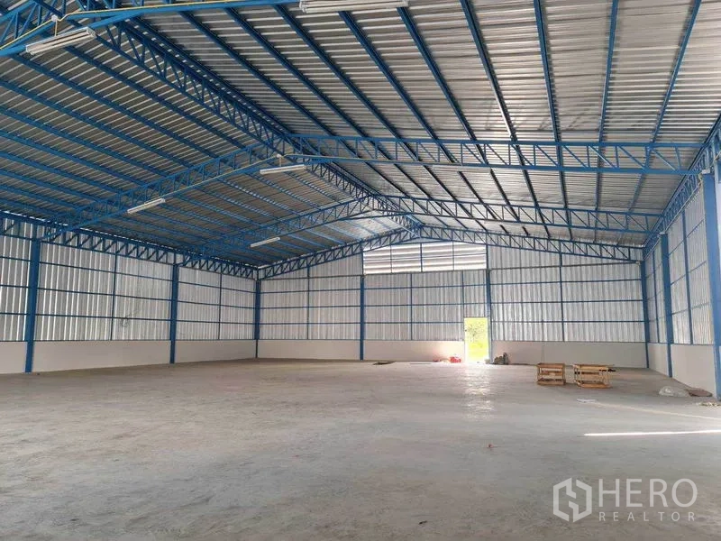 คลังสินค้า ให้เช่าในNong Chok, Bangkok - ภายในโกดัง 500 ตร.ม. โถงโล่งโครงเหล็กสีน้ำเงิน พื้นคอนกรีตเรียบ