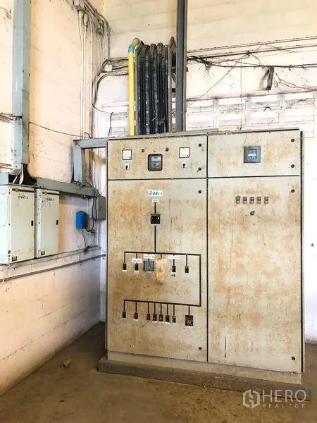 工厂 出售在Lam Luk Ka, Pathum Thani - 厂房内的电控柜与电表设备