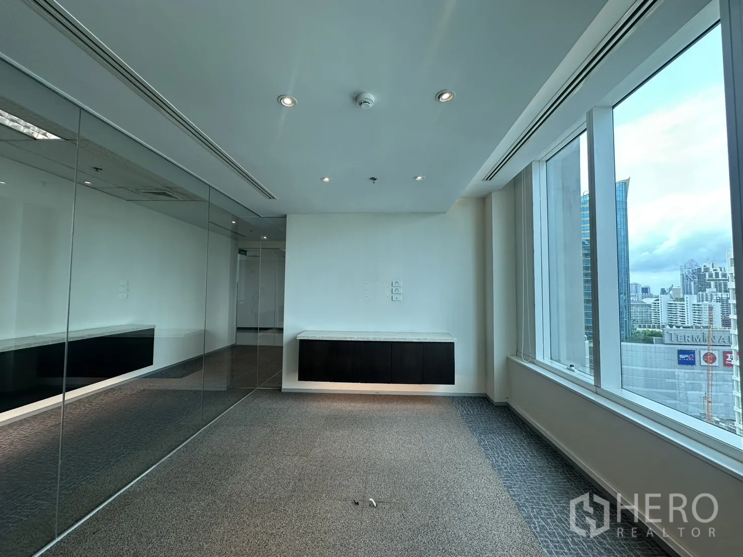 ออฟฟิศ for rent in Watthana, Bangkok - ห้องทำงานส่วนตัวติดกระจกเต็มบานและผนังกระจกเงา