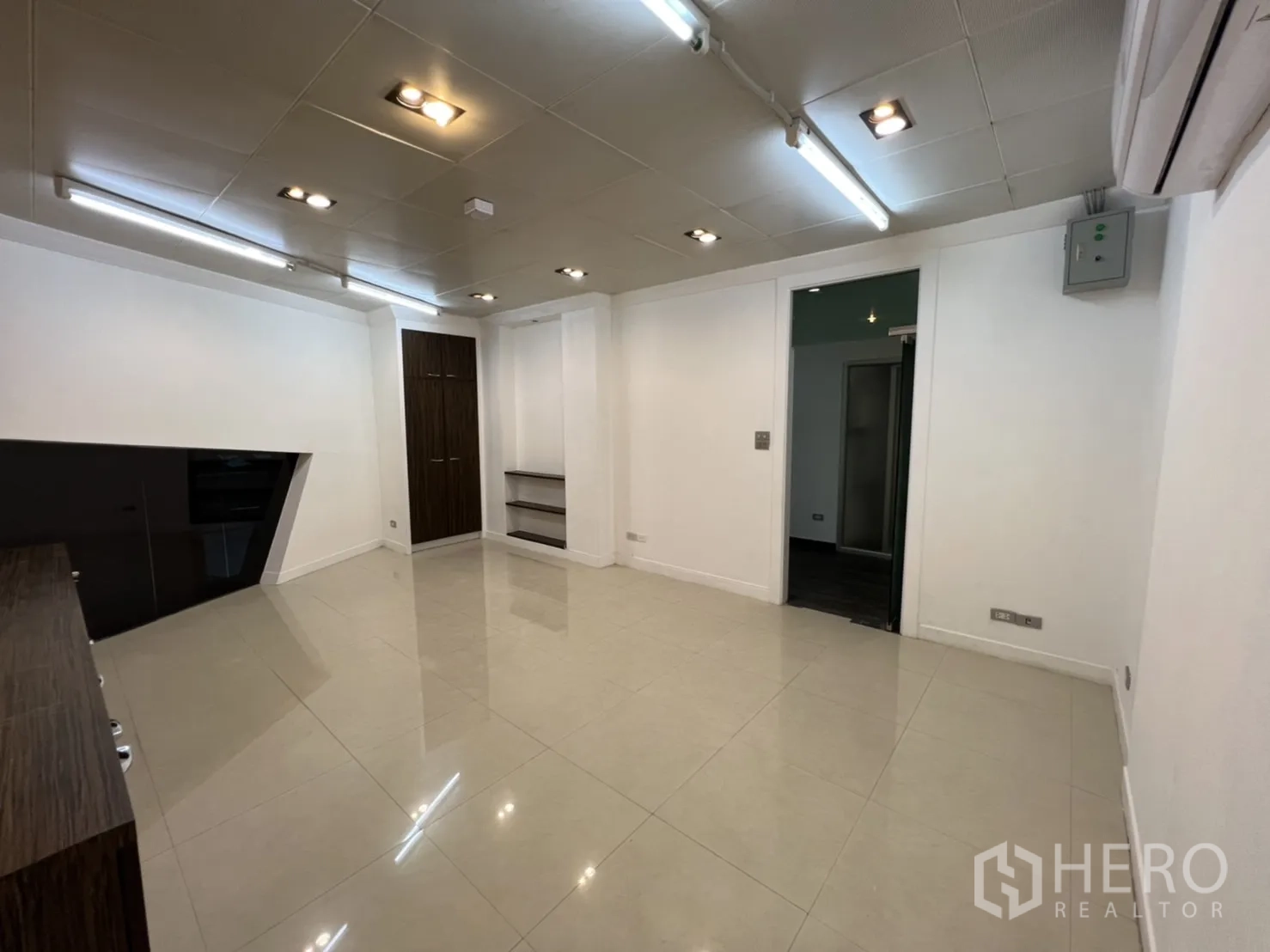 พื้นที่ขายปลีก ให้เช่าในSathon, Bangkok - ห้องสำนักงานปูกระเบื้องสว่าง พร้อมไฟดาวน์ไลท์และตู้เก็บของ