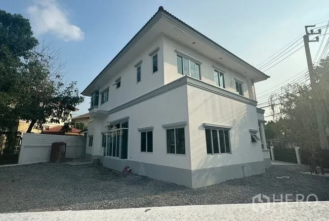 Detached House for sale in Pak Kret, Nonthaburi - Rear yard and side of the house with gravel ground and many windows.