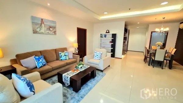 อพาร์ทเมนท์ ให้เช่าในWatthana, Bangkok - ห้องนั่งเล่นโปร่งสว่าง โซฟาชุด พรม ชั้นวางของ และไฟฝังฝ้า