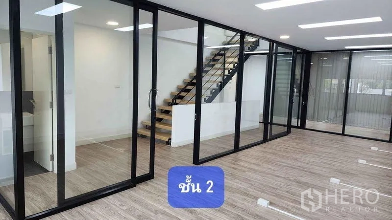 ทาวน์เฮาส์ ให้เช่าในBueng Kum, Bangkok - ชั้นสองสไตล์ออฟฟิศ ผนังกระจกเต็มสูง และบันไดลูกนอนไม้