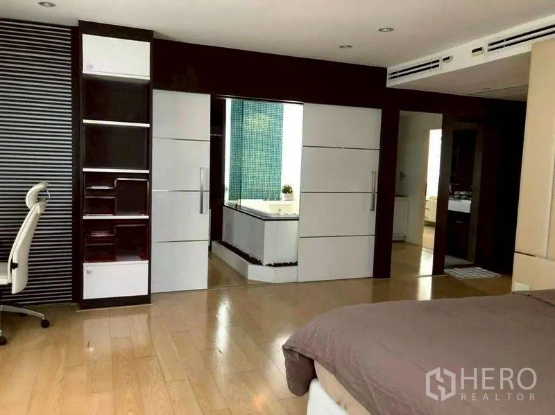 公寓 for rent or sale in Watthana, Bangkok - 宽敞卧室带内置柜，滑门通向配有按摩浴缸的卫浴。
