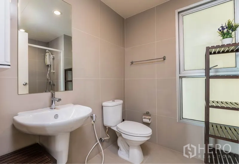 คอนโด ให้เช่าในBang Na, Bangkok - ห้องน้ำสมัยใหม่ มีหน้าต่าง สุขภัณฑ์สีขาว และพื้นที่อาบน้ำแยกส่วน