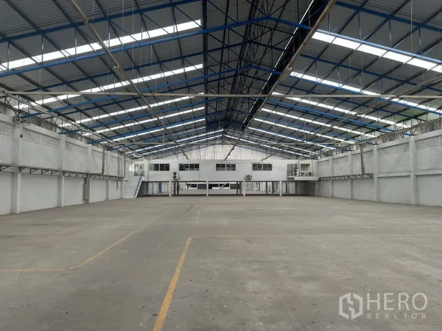 工厂 出租在Nonthaburi - 大跨距仓库内部，地面标线与夹层办公室