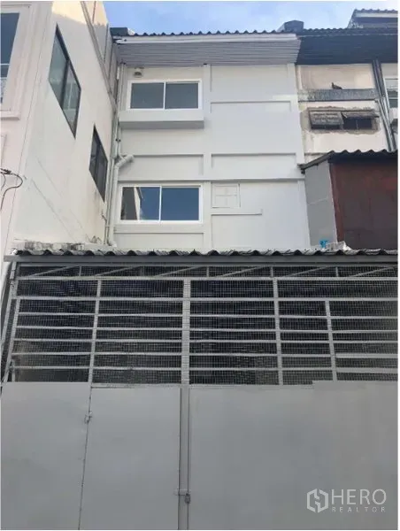 อาคารพาณิชย์ ให้เช่าในWatthana, Bangkok - ด้านนอกอาคารพาณิชย์หลายชั้นพร้อมประตูรั้วเหล็กและหน้าต่าง