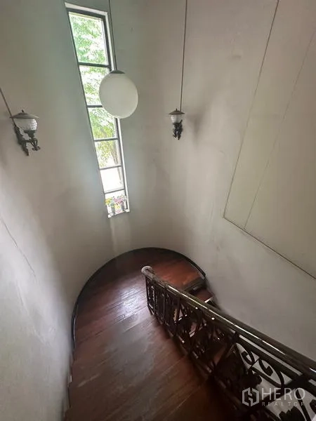 บ้าน ขายในPhra Khanong, Bangkok - โถงบันไดโค้ง หน้าต่างแนวตั้งสูง และโคมแขวน