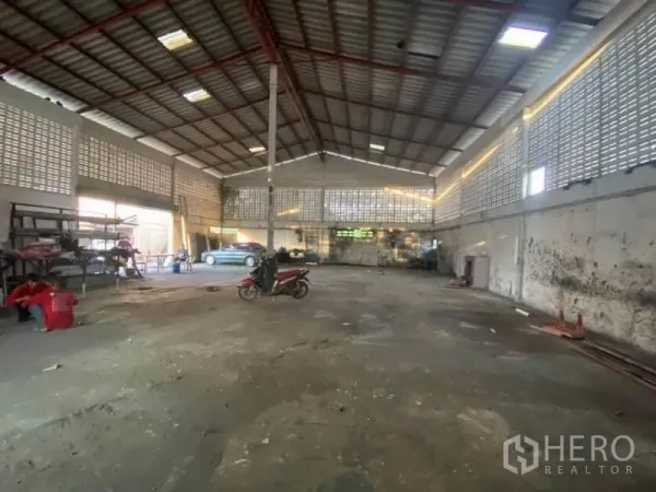 工厂 出售在Nong Chok, Bangkok - 厂房内部宽敞，高钢结构屋顶与通风砖墙，地面开阔。