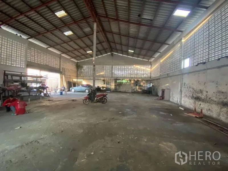 工厂 出售在Nong Chok, Bangkok - 厂房内部宽敞，高钢结构屋顶与通风砖墙，地面开阔。