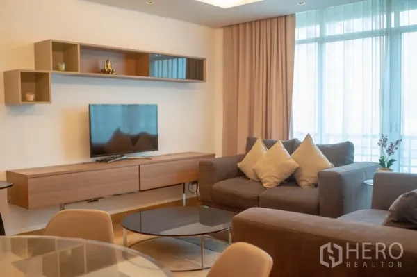 คอนโด ให้เช่าในPhaya Thai, Bangkok - มุมนั่งเล่นพร้อมทีวี ชั้นวางลอย และหน้าต่างเต็มบานผ้าม่านทึบโปร่ง