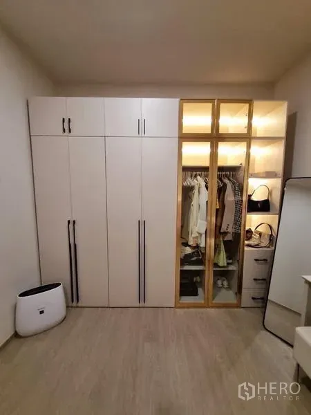 ทาวน์เฮาส์ ให้เช่า - ตู้เสื้อผ้าแบบไฟส่องใน ประตูกระจกและลิ้นชักเก็บของ