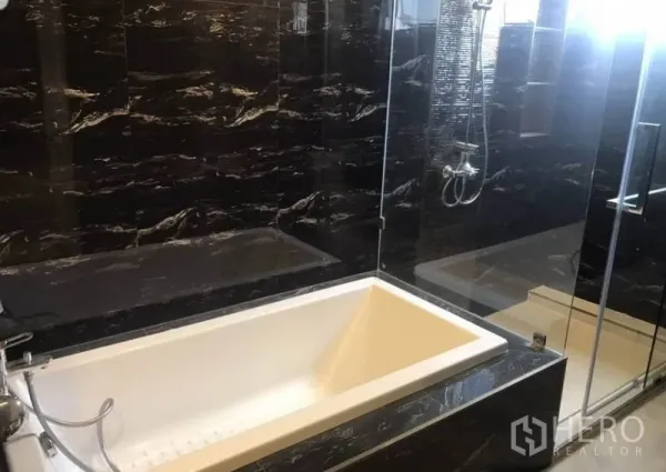 คอนโด ให้เช่าในKhlong Toei, Bangkok - อ่างอาบน้ำทรงลึกติดกับผนังหินอ่อนสีดำมันเงา