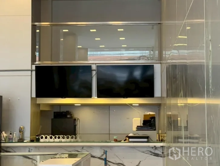 พื้นที่ขายปลีก ให้เช่าในWatthana, Bangkok - เคาน์เตอร์ด้านหลังตกแต่งลายหินอ่อน พร้อมชั้นวางและจอแสดงผล