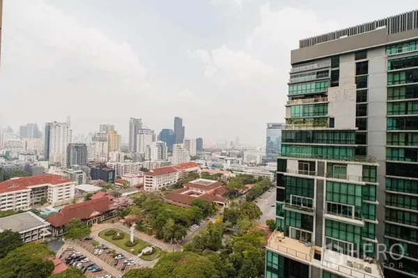 Condominium for rent in Watthana, Bangkok - High-floor Bangkok skyline view from the condo, overlooking towers and green spaces in Watthana.