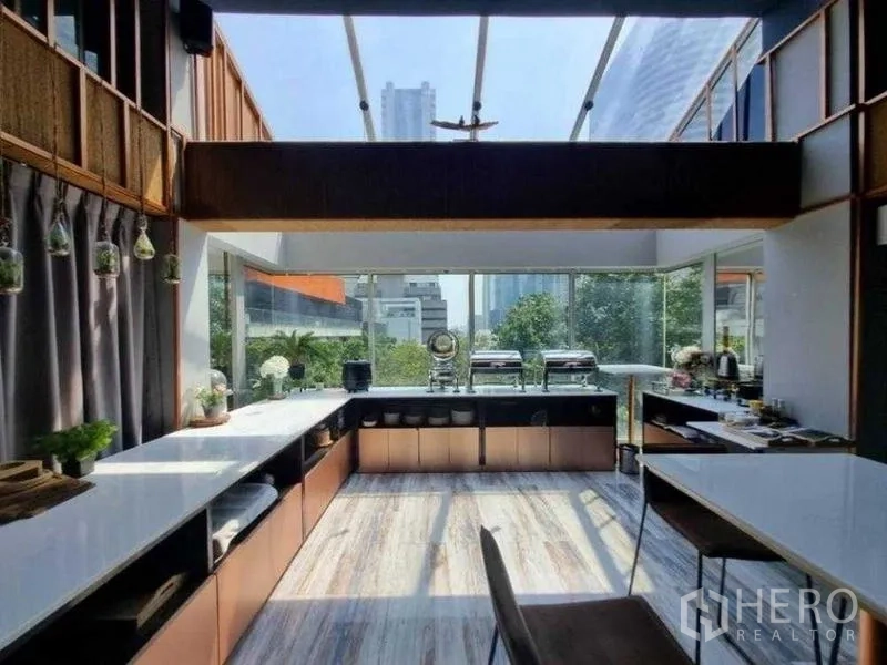 零售空间 出租在Bang Rak, Bangkok - 采光充足的用餐区，天窗与环景落地窗、长吧台