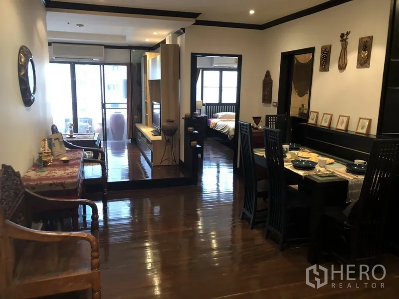 คอนโด ให้เช่าในWatthana, Bangkok - พื้นที่รับประทานอาหารและนั่งเล่นพื้นไม้ เชื่อมต่อระเบียงและทางเข้าห้องนอน