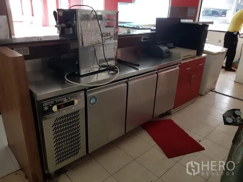 พื้นที่ขายปลีก ให้เช่าในWatthana, Bangkok - เคาน์เตอร์เครื่องดื่มพร้อมตู้แช่สแตนเลสและเครื่องชงกาแฟ