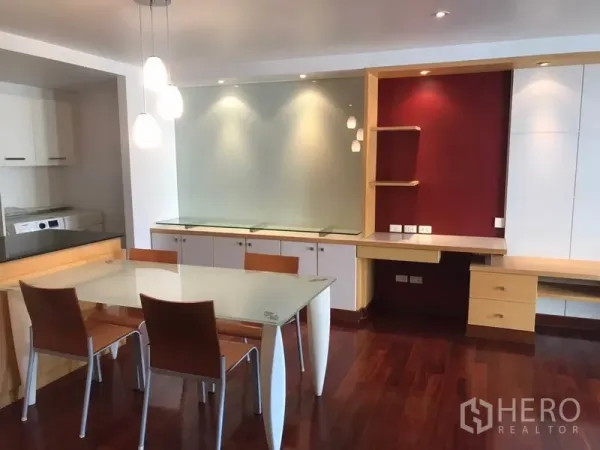 คอนโด ให้เช่าในWatthana, Bangkok - พื้นที่รับประทานอาหาร โต๊ะกระจก โคมไฟแขวน และตู้บิวท์อินพร้อมมุมทำงาน