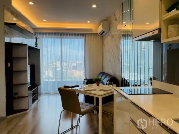 คอนโด ให้เช่าในBang Na, Bangkok - ห้องนั่งเล่นแบบโอเพ่นพร้อมครัวมุมเล็ก โต๊ะทานข้าว และหน้าต่างเต็มบานวิวเมือง