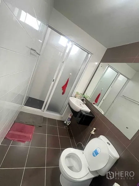 ทาวน์เฮาส์ ให้เช่าในBueng Kum, Bangkok - ห้องน้ำพร้อมตู้ปิดกั้นอาบน้ำ อ่างล้างหน้าและชักโครก