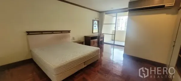 คอนโด ให้เช่าในWatthana, Bangkok - ห้องนอนกว้าง พื้นไม้ ระเบียง และเครื่องปรับอากาศติดผนัง