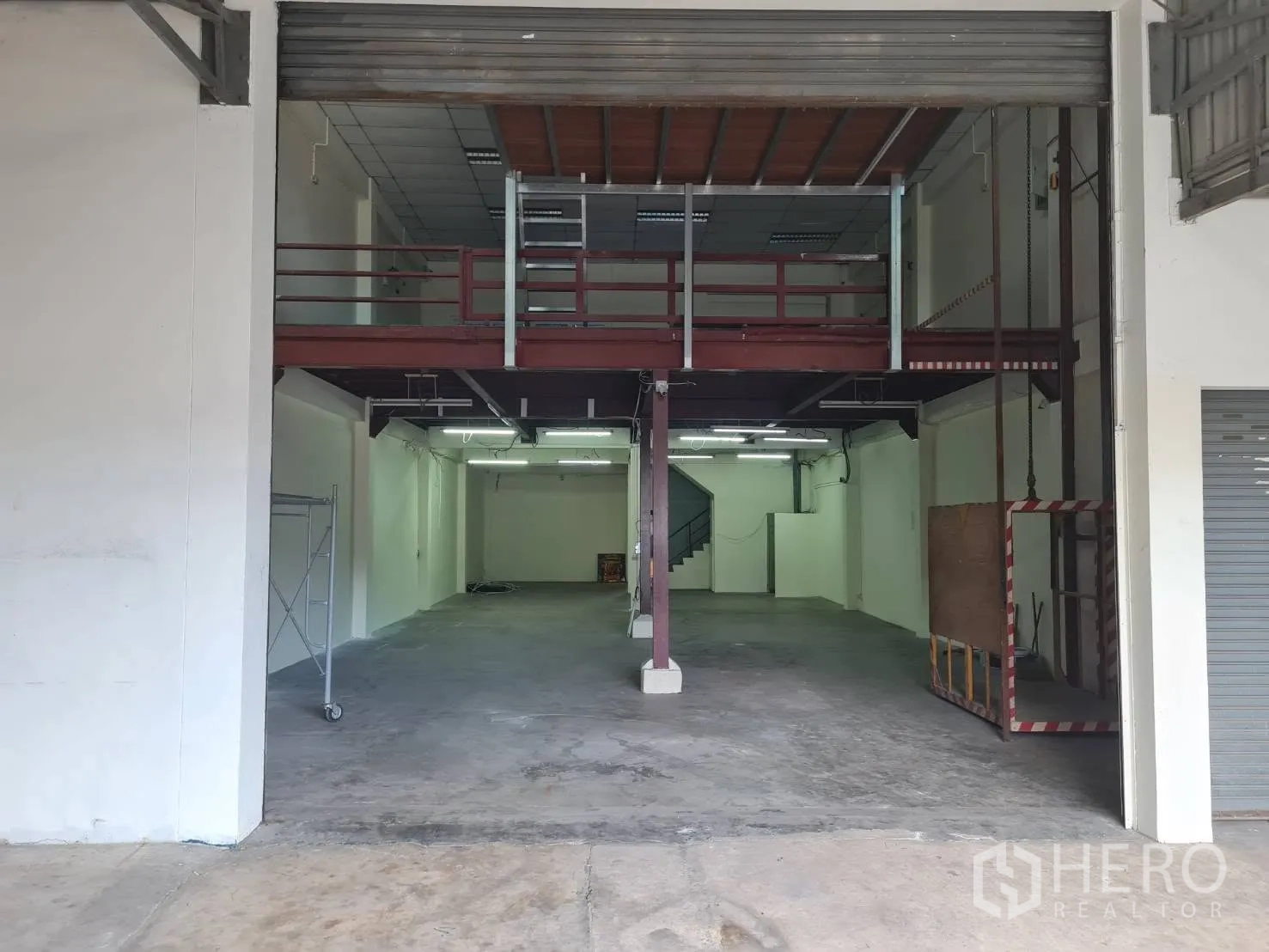 仓库 for rent in Phra Pradaeng, Samut Prakan - 仓库大厅混凝土地面，设夹层与卷闸入口