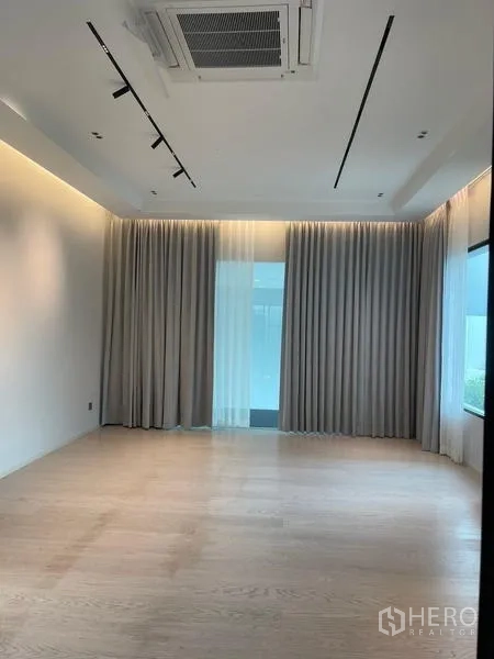 Detached House for rent or sale in Saphan Sung, Bangkok - Large bedroom with recessed lighting, floor-to-ceiling curtains and cassette air conditioning.