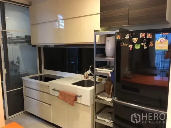 คอนโด ให้เช่าในPhra Khanong, Bangkok - ครัวบิลท์อินทันสมัย ตู้ลอยเงางาม อ่างล้างจานฟาร์มเฮาส์ เตาและตู้เย็นสีดำ