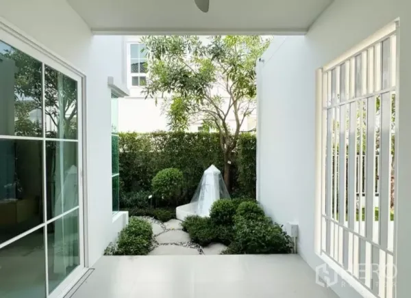 บ้าน ให้เช่าในBang Phli, Samut Prakan - ระเบียงด้านข้างร่มรื่นมองออกสู่สวนหย่อมเล็ก ๆ มีต้นไม้และน้ำพุ