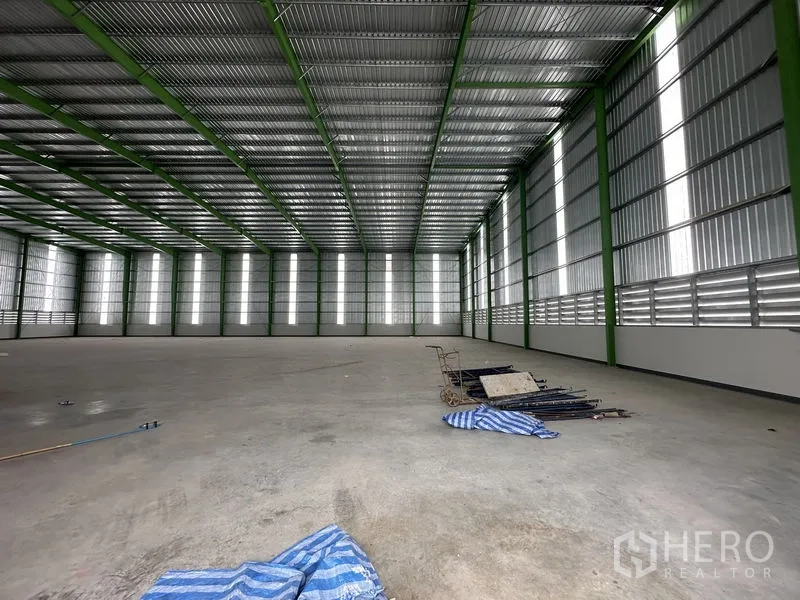 คลังสินค้า ให้เช่าในWang Noi, Phra Nakhon Si Ayutthaya - พื้นคอนกรีตภายในโกดังสะอาด มีช่องระบายอากาศและอุปกรณ์บางส่วน