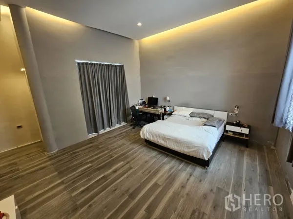 สำนักงาน ให้เช่า - ห้องอเนกประสงค์เพดานสูงปูพื้นไม้ เหมาะทำห้องผู้บริหารหรือห้องประชุม.