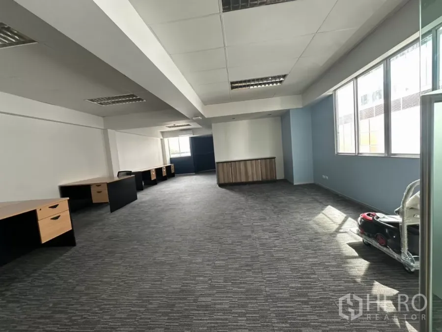 办公空间 出租在Watthana, Bangkok - 开放式80㎡办公室，地毯地面，长工作台与大窗户采光充足，位于曼谷通罗区域。