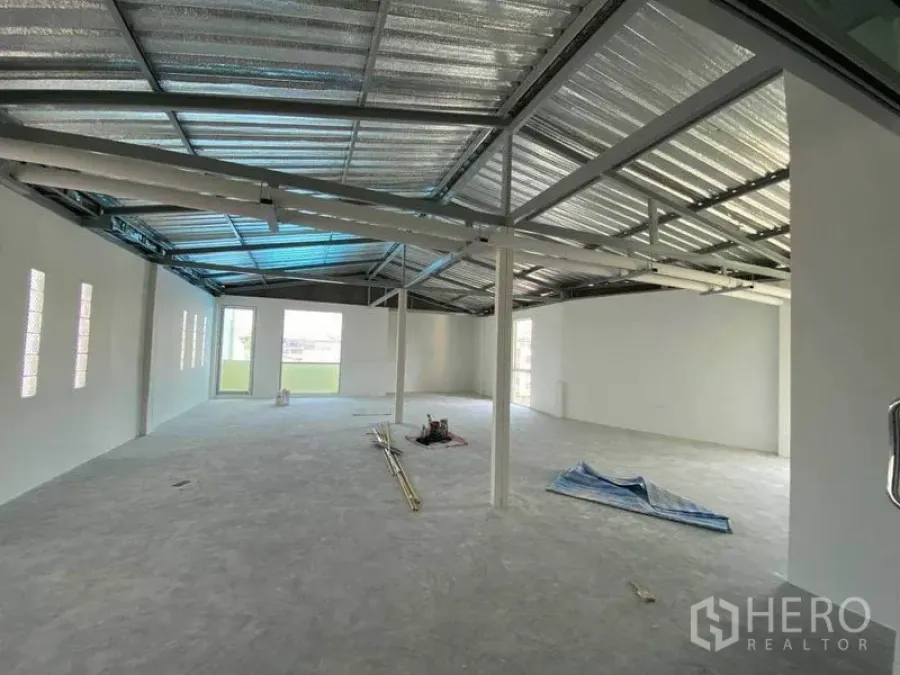 零售空间 出售在Khlong Toei, Bangkok - 开放空间另一角度，钢结构天花，多扇窗与通向阳台的门